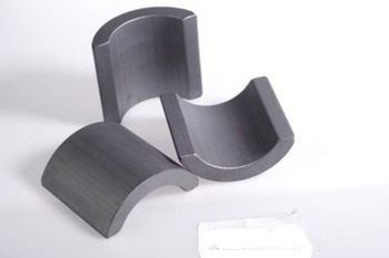 Hochtemperaturbeständige Ferritmagnete für industrielle Anwendungen
